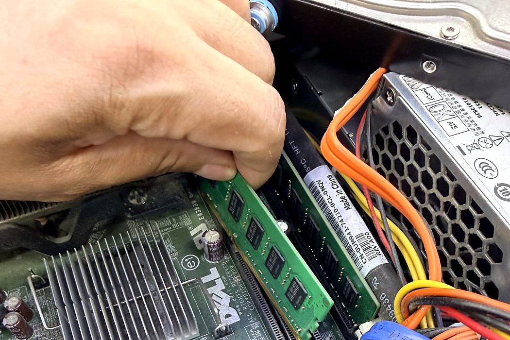 Installation d&rsquo;une barrette de RAM sur la carte m&egrave;re d&rsquo;un ordinateur de bureau Dell lors d&rsquo;une r&eacute;paration &agrave; Paris