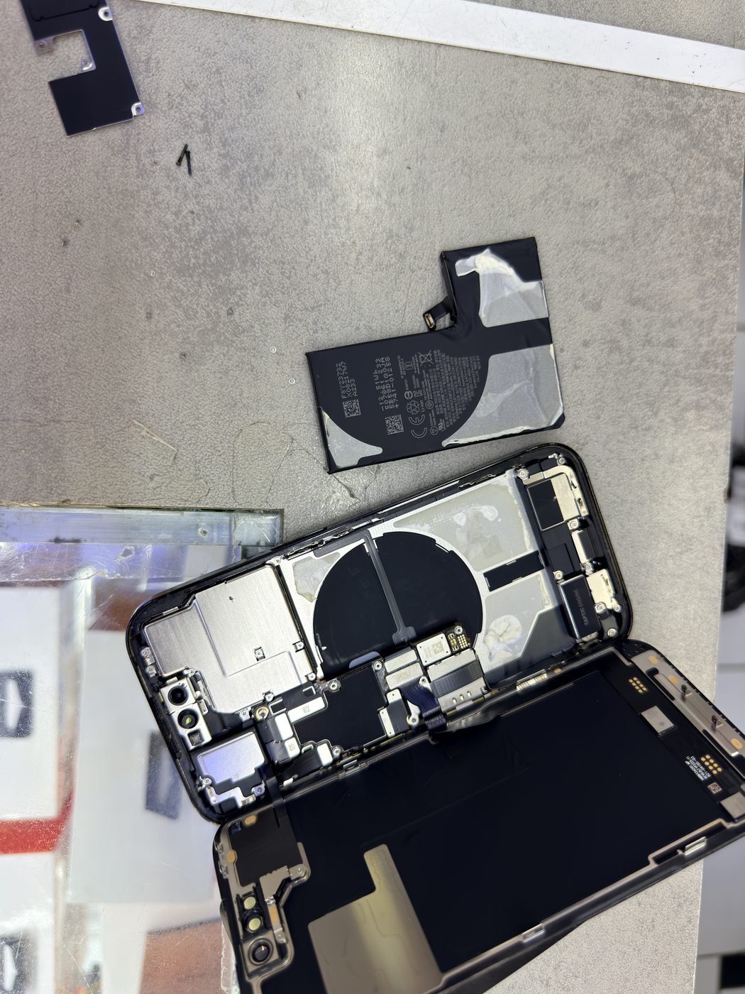 Intérieur d’un iPhone ouvert avec la batterie retirée