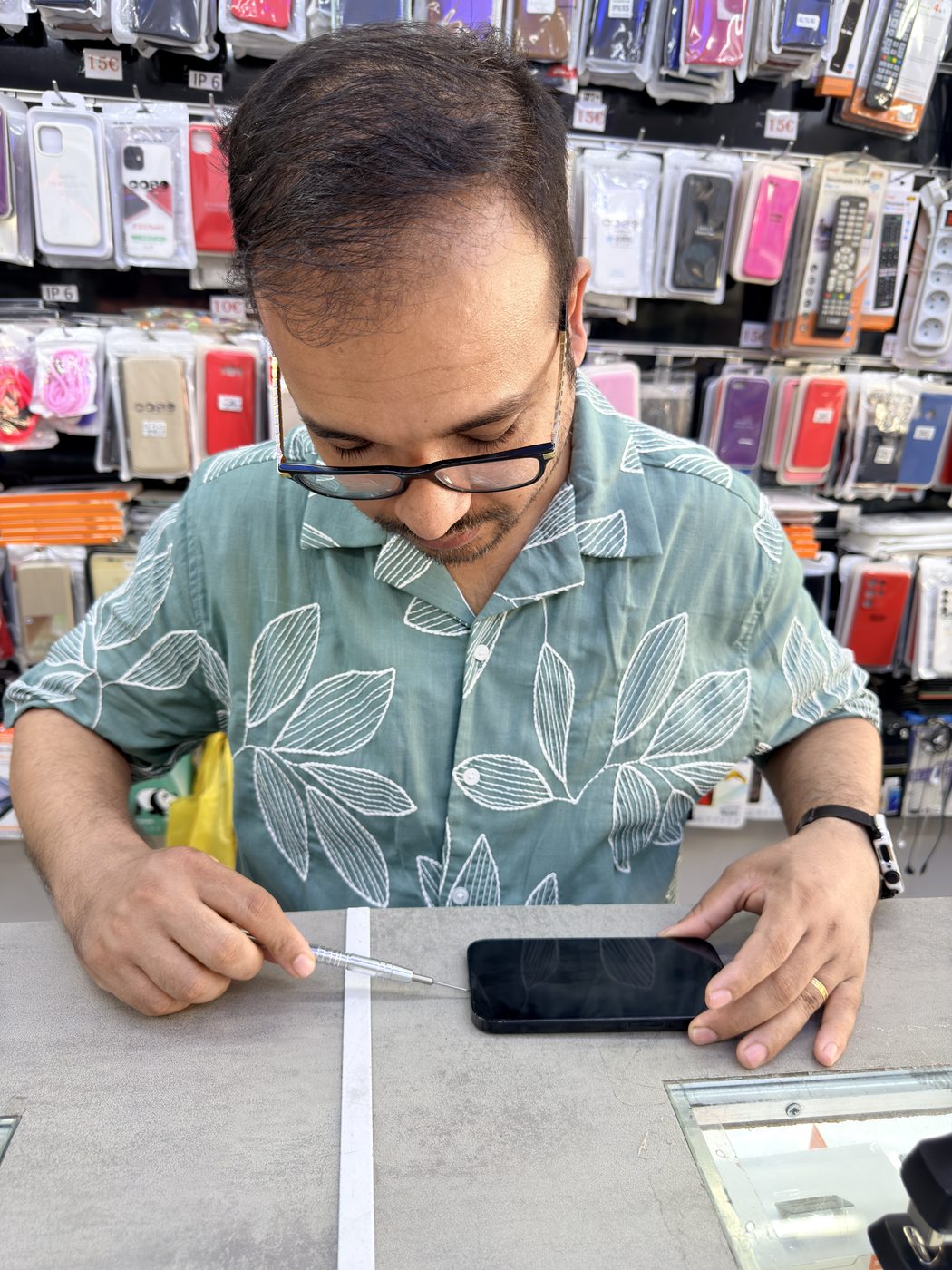 Technicien remplaçant l’écran d’un iPhone sur un établi