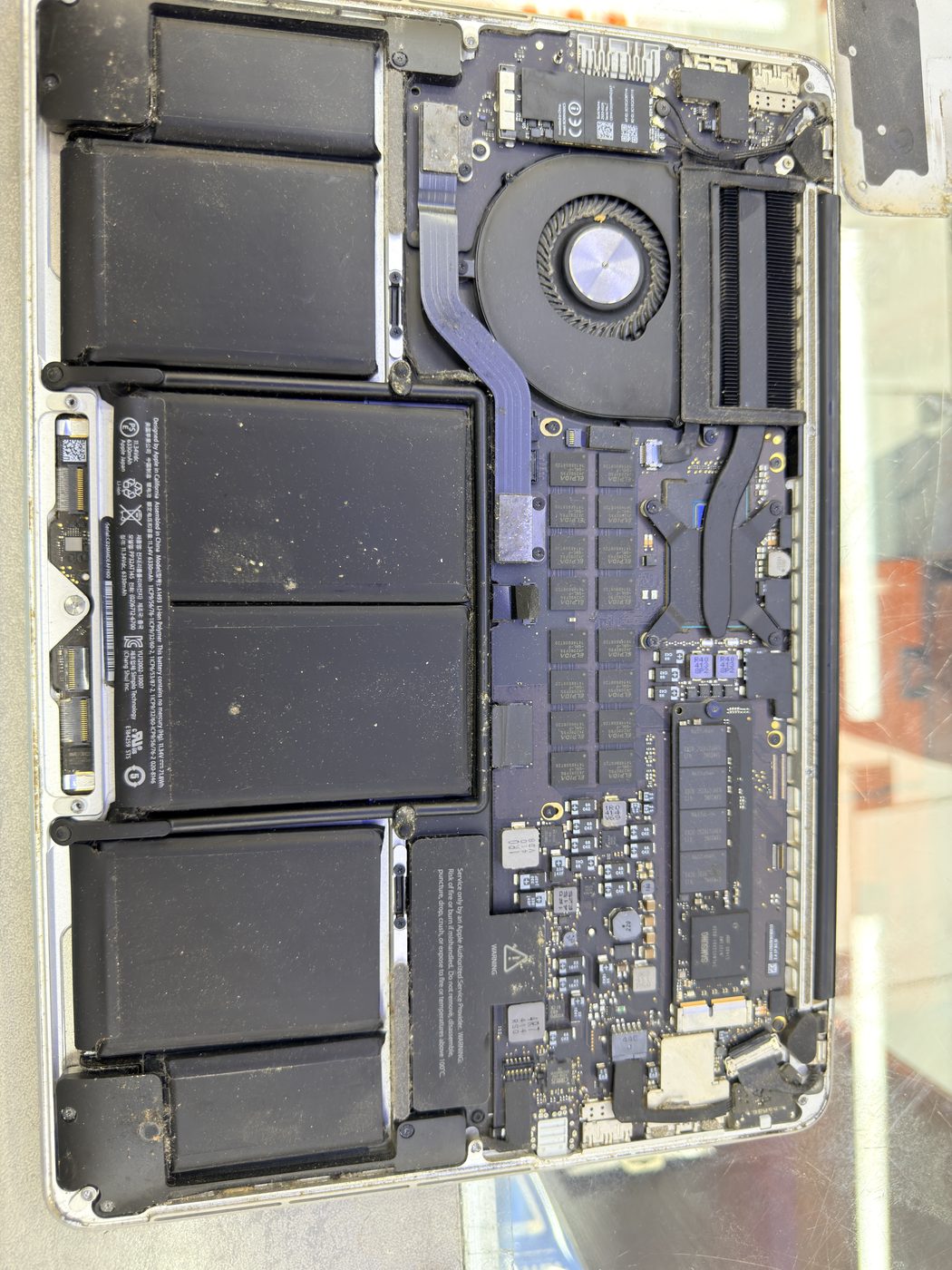 Composants internes d’un MacBook Pro Retina ouvert