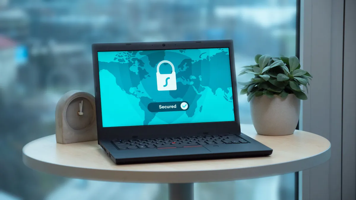 Ordinateur portable ouvert affichant un écran de sécurité avec un cadenas et la mention « Secured », posé sur une table